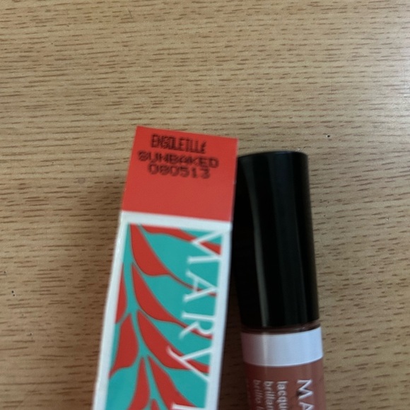 Mary Kay Brown Lip Gloss Hydrating Shine - Picture 2 of 2